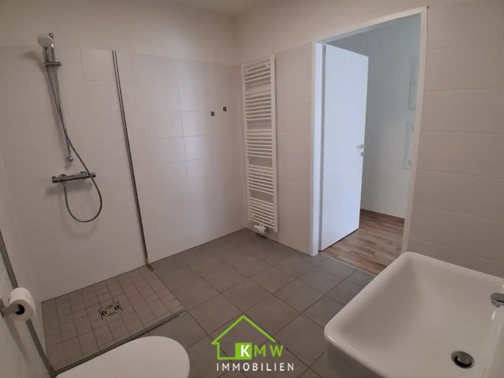 Erstbezug - Lichtdurchflutete 2 Zimmer Neubauwohnung mit Fernblick, Balkon & Tiefgaragenplatz