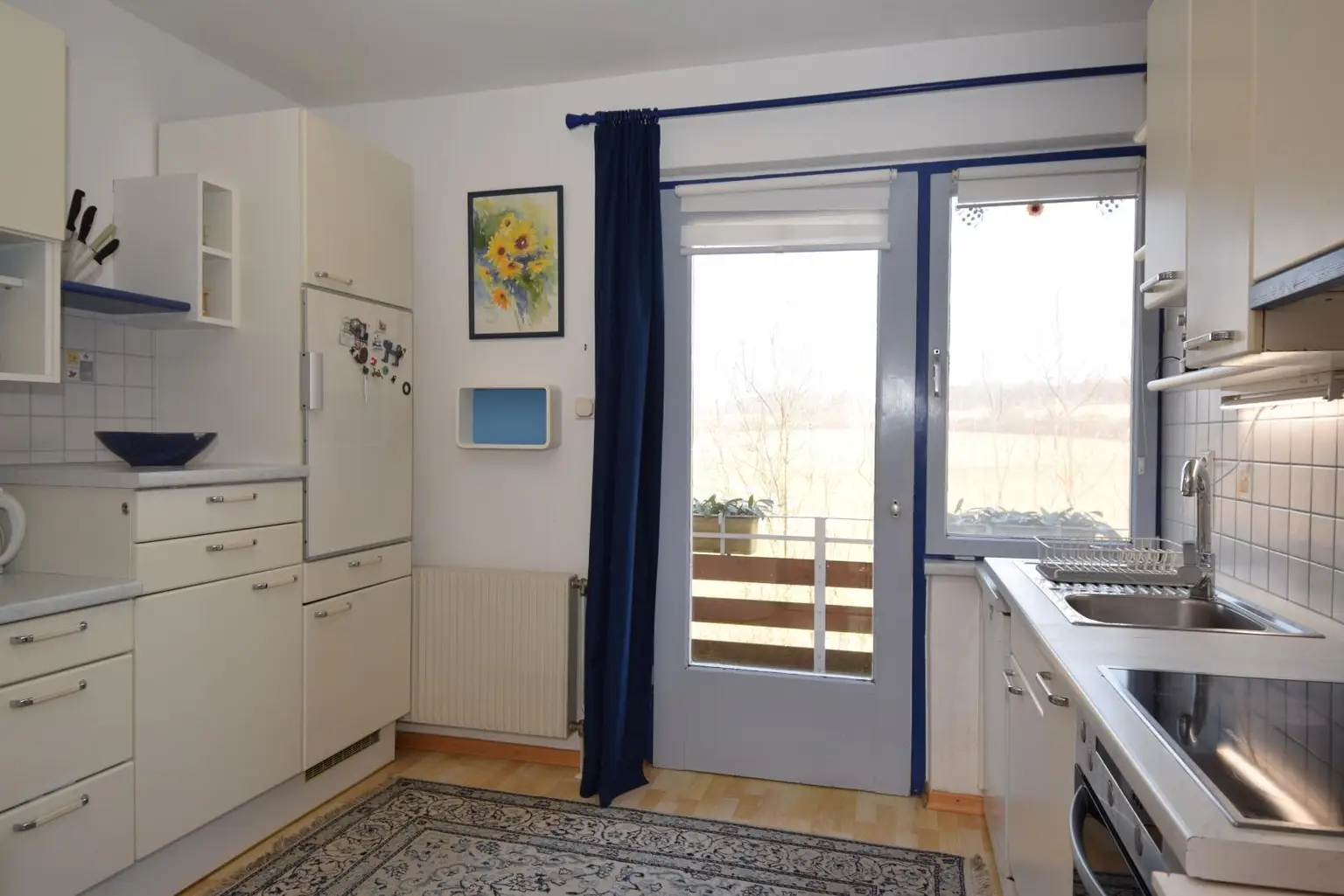 Küche mit Balkonzugang