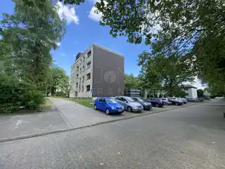 Hausansicht mit Stellplätzen