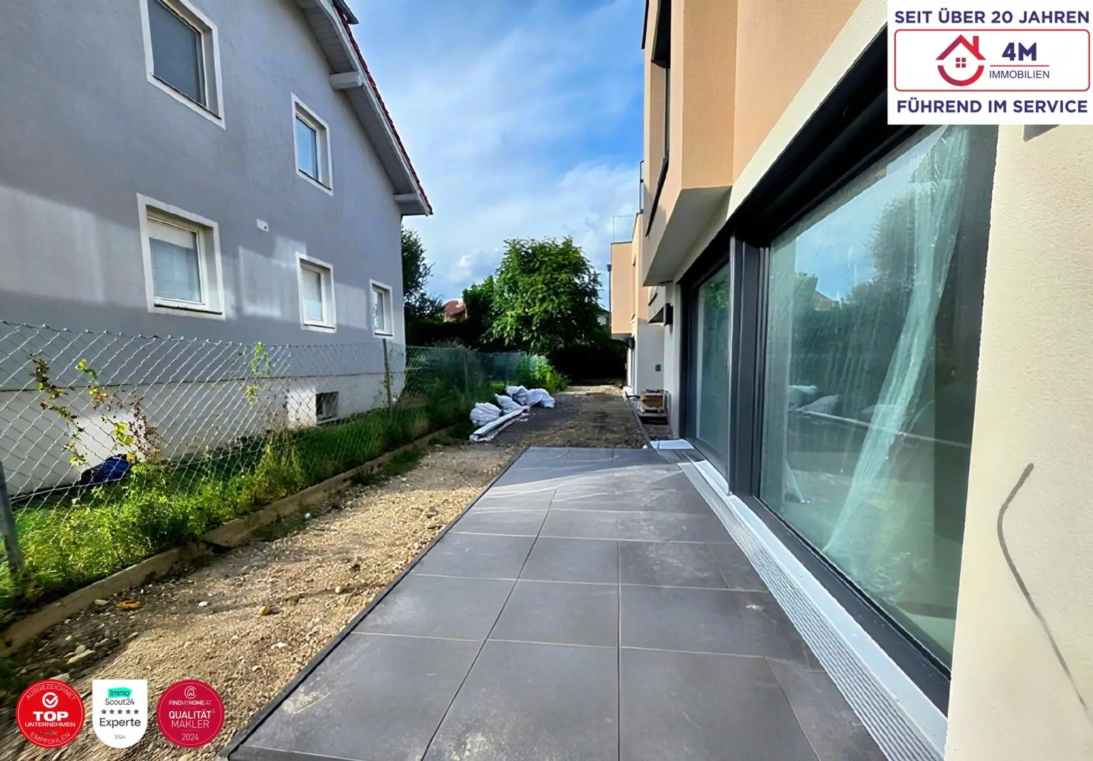 Between Calm and Clarity-Ein Reihenhaus, das Licht und Stille in Balance bringt