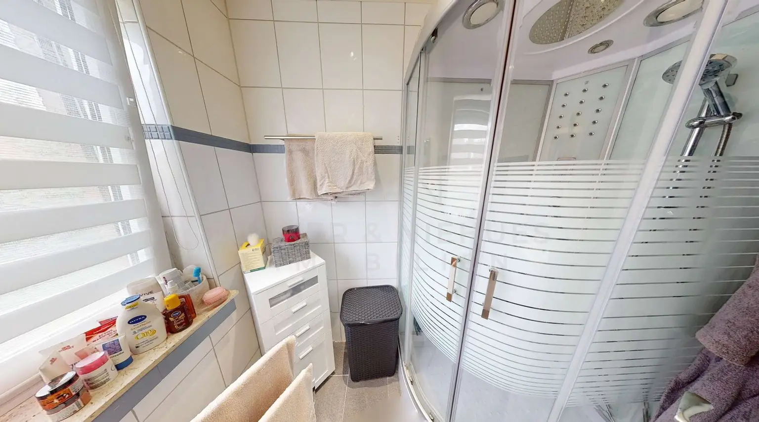 Bad mit Dusche EG