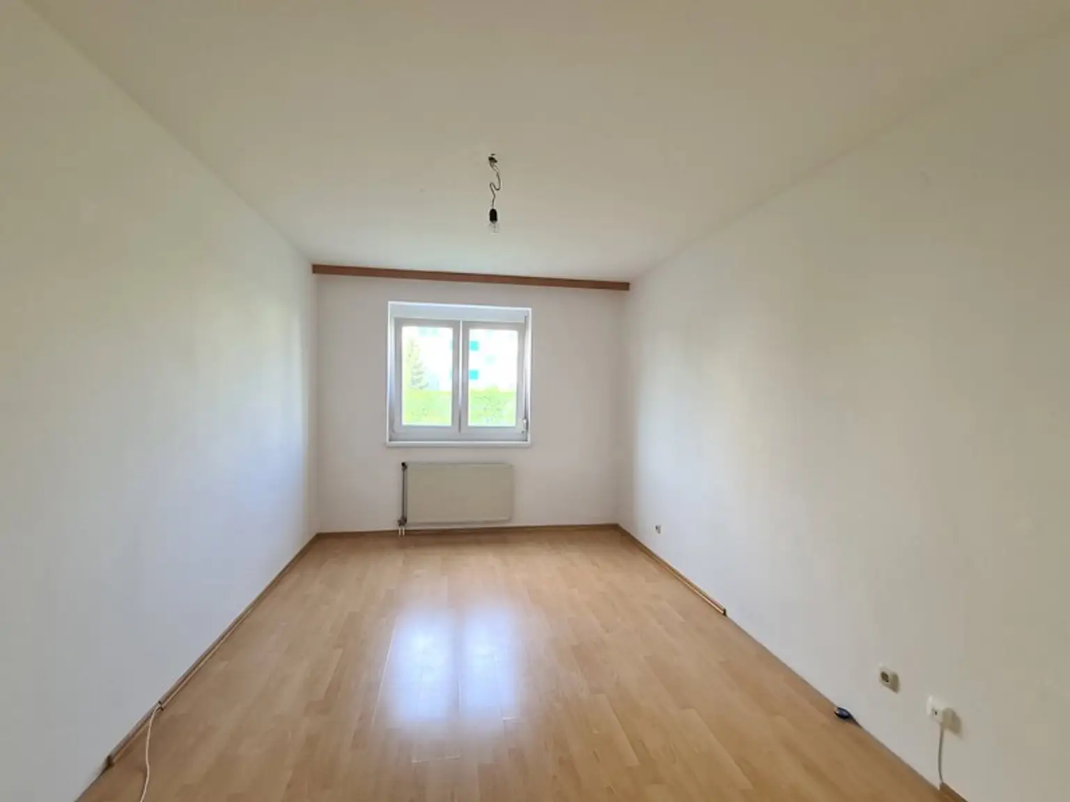 *** NIEDRIG-ENERGIE *** WINTERGARTENARTIGE LOGGIA *** GROSSE GARTENANLAGE *** PKW-STELLPLATZ ***