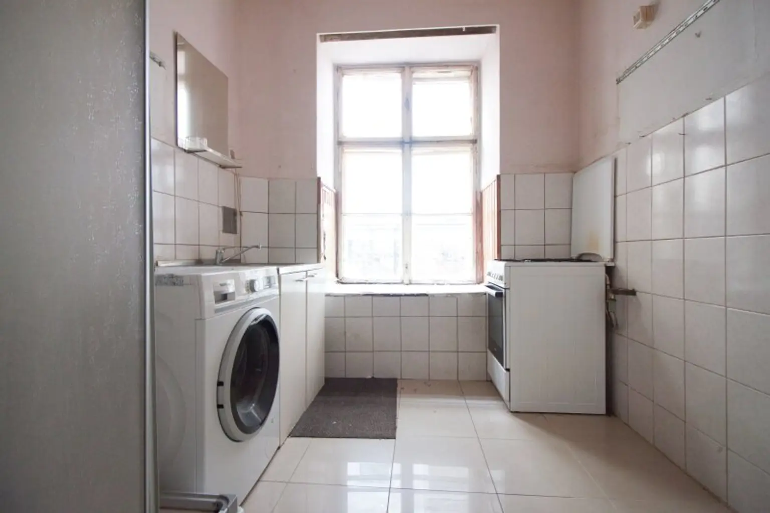 Sanierungsbedürftig | 2 Zimmer Altbau-Wohnung | ruhige Innenhoflage | zentral begehbar