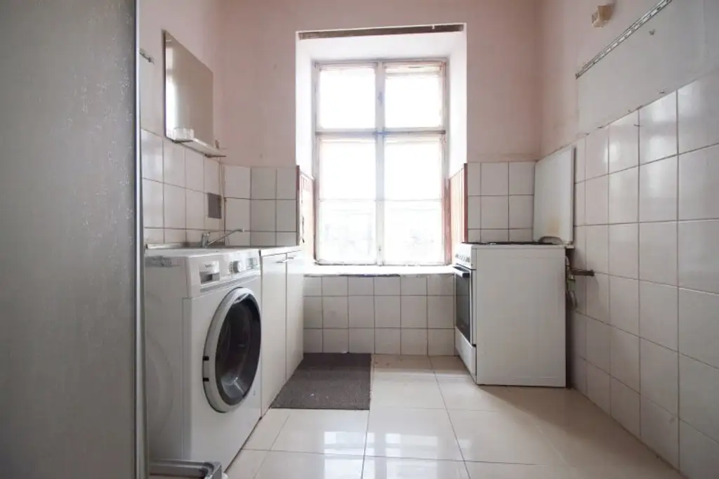 Sanierungsbedürftig | 2 Zimmer Altbau-Wohnung | ruhige Innenhoflage | zentral begehbar