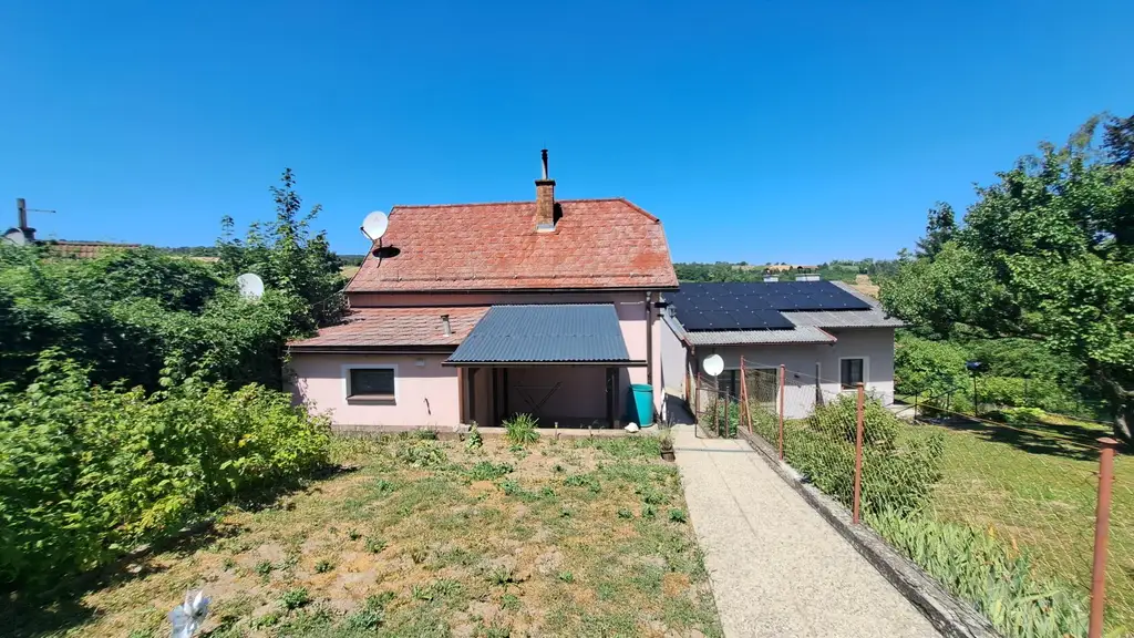Kleines Sacherl mit 2 Terrassen, Nebengebäuden, Gemüsegarten, Erdkeller, idyllischem Grundstück, einer betonierten Freifläche und viel Potenzial....