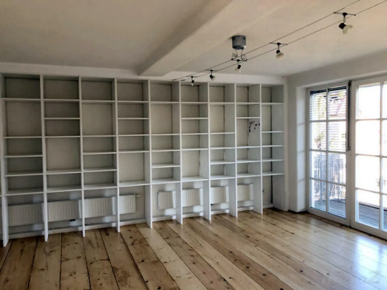 Wohnzimmer mit Balkon