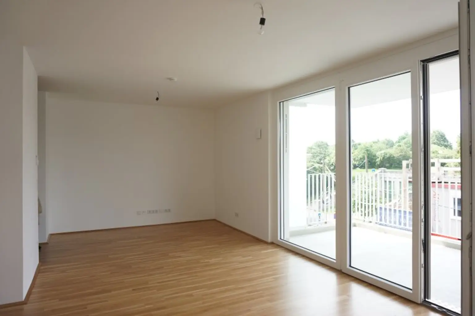UNO - U1 Am Kaisermühlendamm  - Neubau mit großem Balkon und Garage - Mietbeginn ab 15. November 2025 | New 1BR apartment with Garage - start of lease 15/11/2025