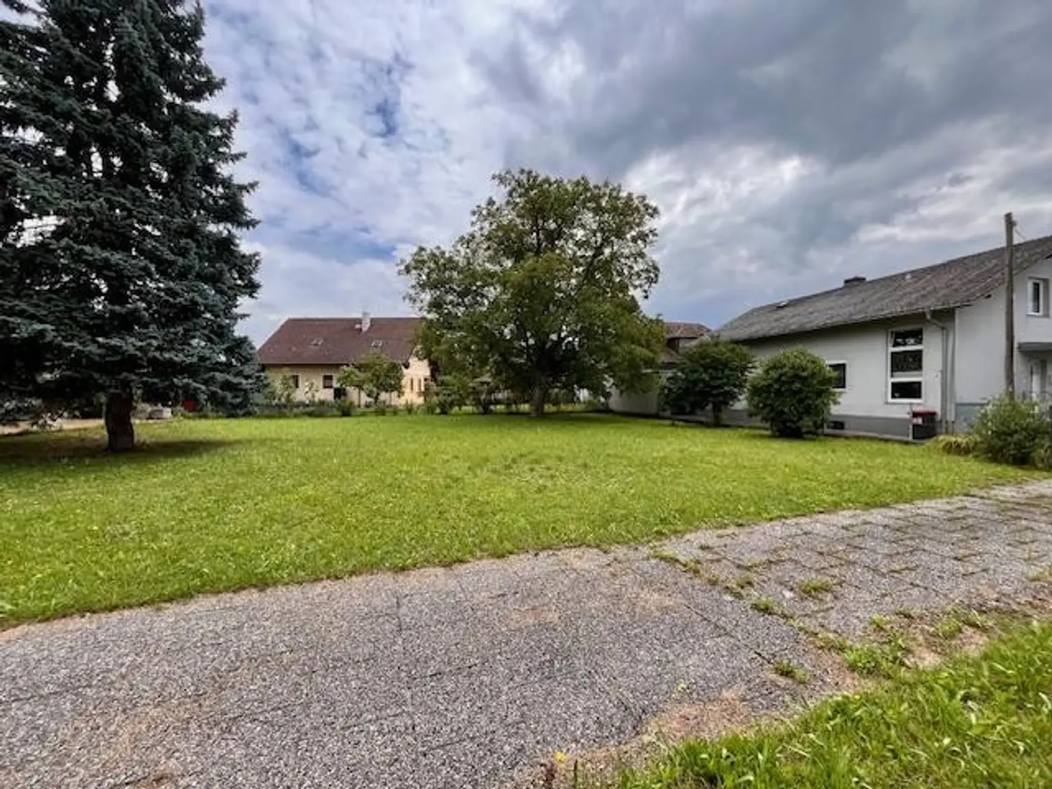 Ruhig gelegenes Baugrundstück mit Altbestand am Stadtrand von Wels zu verkaufen