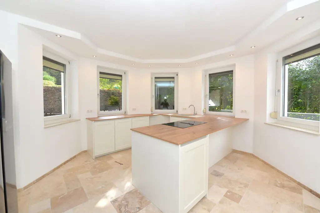 GROßZÜGIGE VILLA IN PURKERSDORF MIT 426 M², SAUNA, POOL, WINTERGARTEN & BESTER ANBINDUNG NACH WIEN