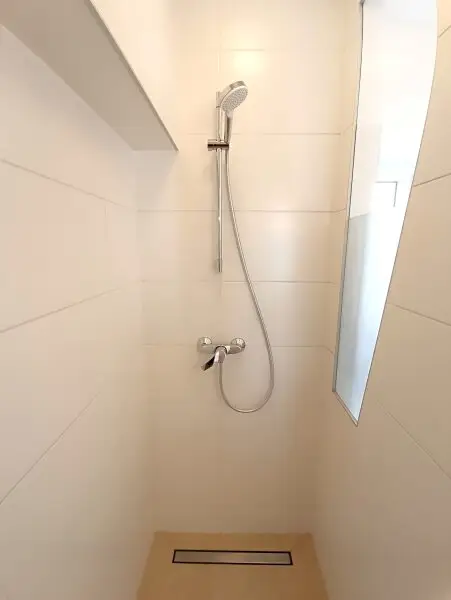 Dachgeschoss-Wohnung mit Innenhoflage! 3 Zimmer! Nähe Servitenviertel und U4 Friedensbrücke!