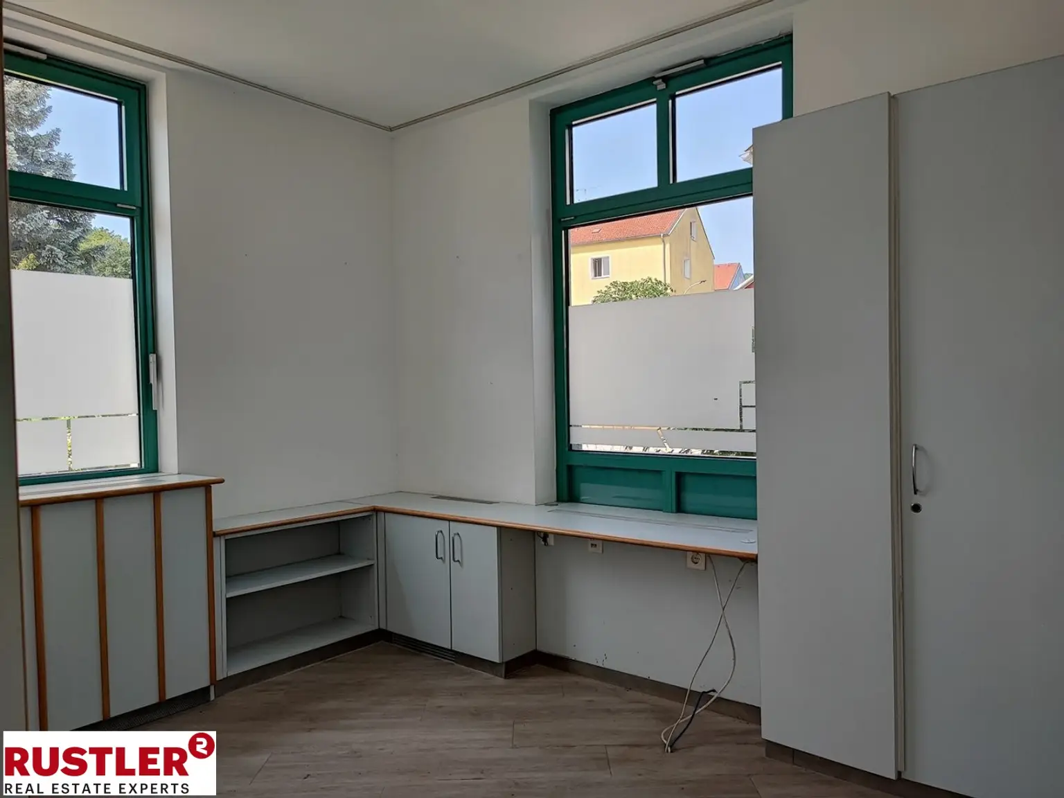 Präsenz an der Hauptstraße – großzügiges Geschäftslokal auf zwei Ebenen