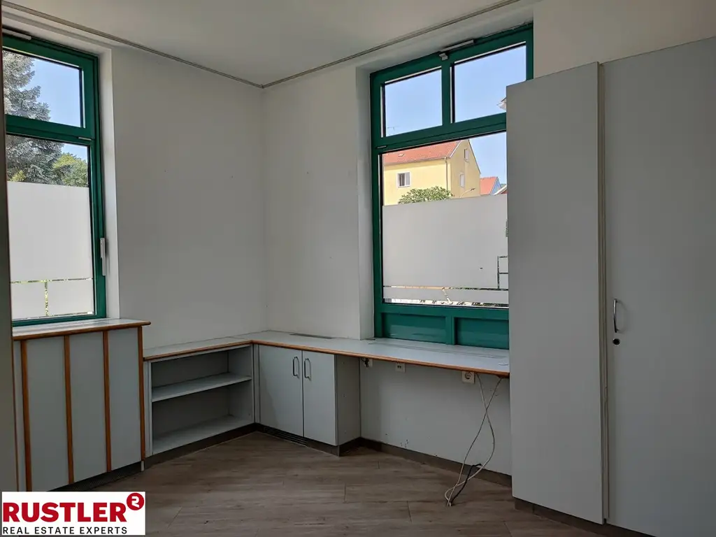 Präsenz an der Hauptstraße – großzügiges Geschäftslokal auf zwei Ebenen