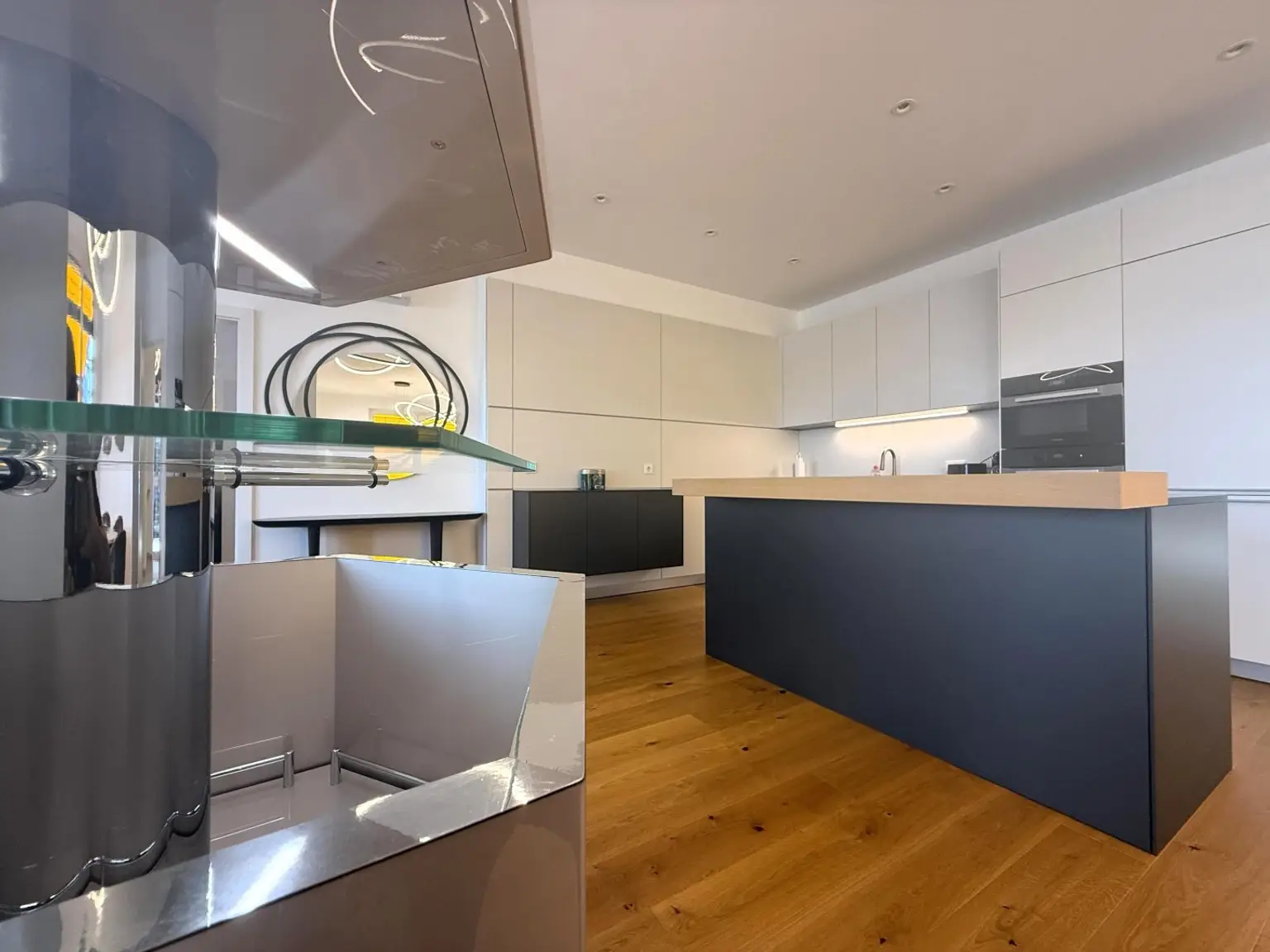 Luxus Penthouse mit Outdoor-Jacuzzi wird komplett möbliert vermietet // Luxury penthouse with outdoor Jacuzzi available for rent, fully furnished //