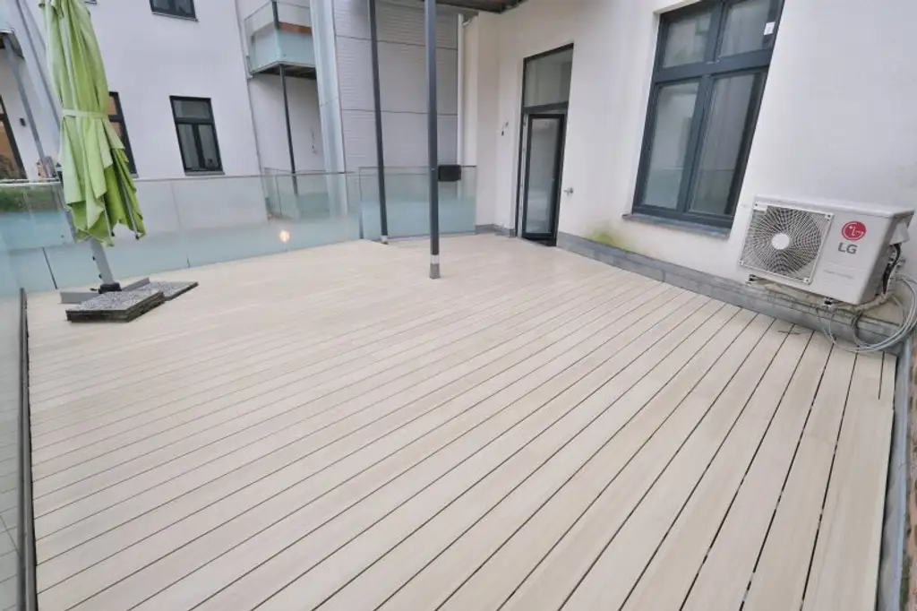 SIEBENBRUNNENPLATZ: Wohnküche + 2 Zimmer + 32 m² Terrasse (neben neuer U2-Station Reinprechtsdorfer Straße)