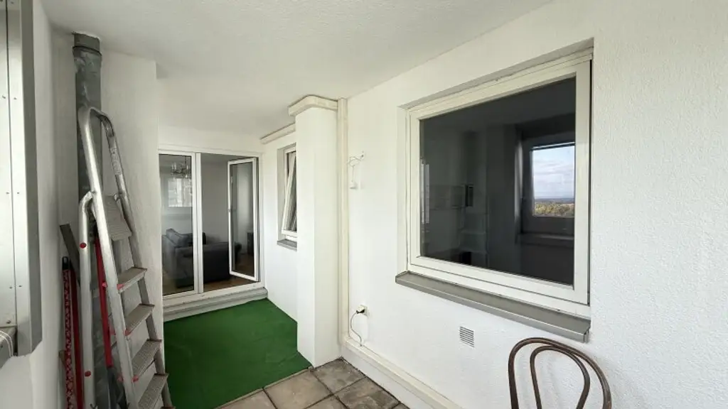 Teilmöblierte 3 Zimmer mit Klima und verglaster Loggia ***** spektakulärer Weitblick + optionaler Garagenstellplatz *****