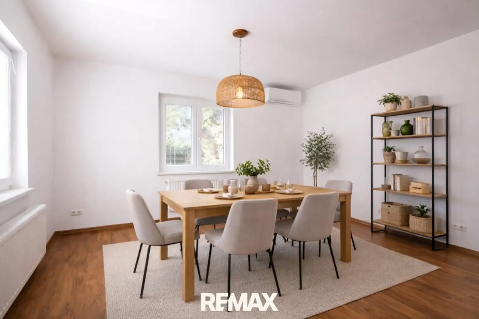 Esszimmer (virtuell eingerichtet)