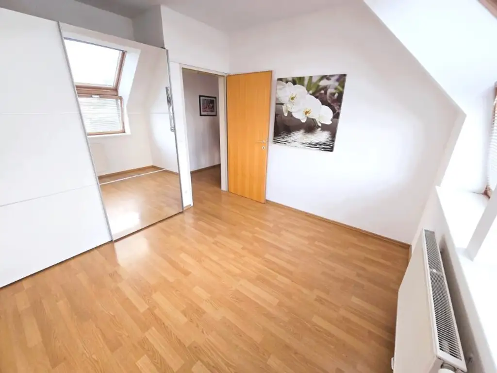 + Traumhafte Fernblickdachterrassenwohnung 80m² +  Dachterrasse 5,62 m² + Klimaanlage, moderne Dan-Küche + 4 lichtdurchflutete Zimmer +  €199.000,-  + Tiefgaragenplatz +