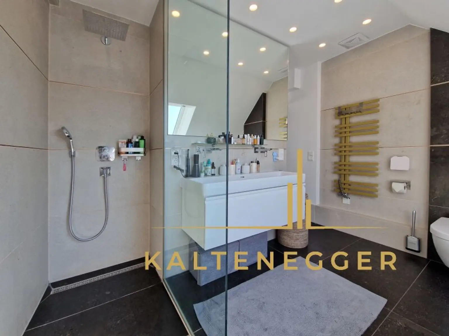 Badezimmer + WC, nur vom Schlafzimmer aus begehbar, ca. 12,50 m²