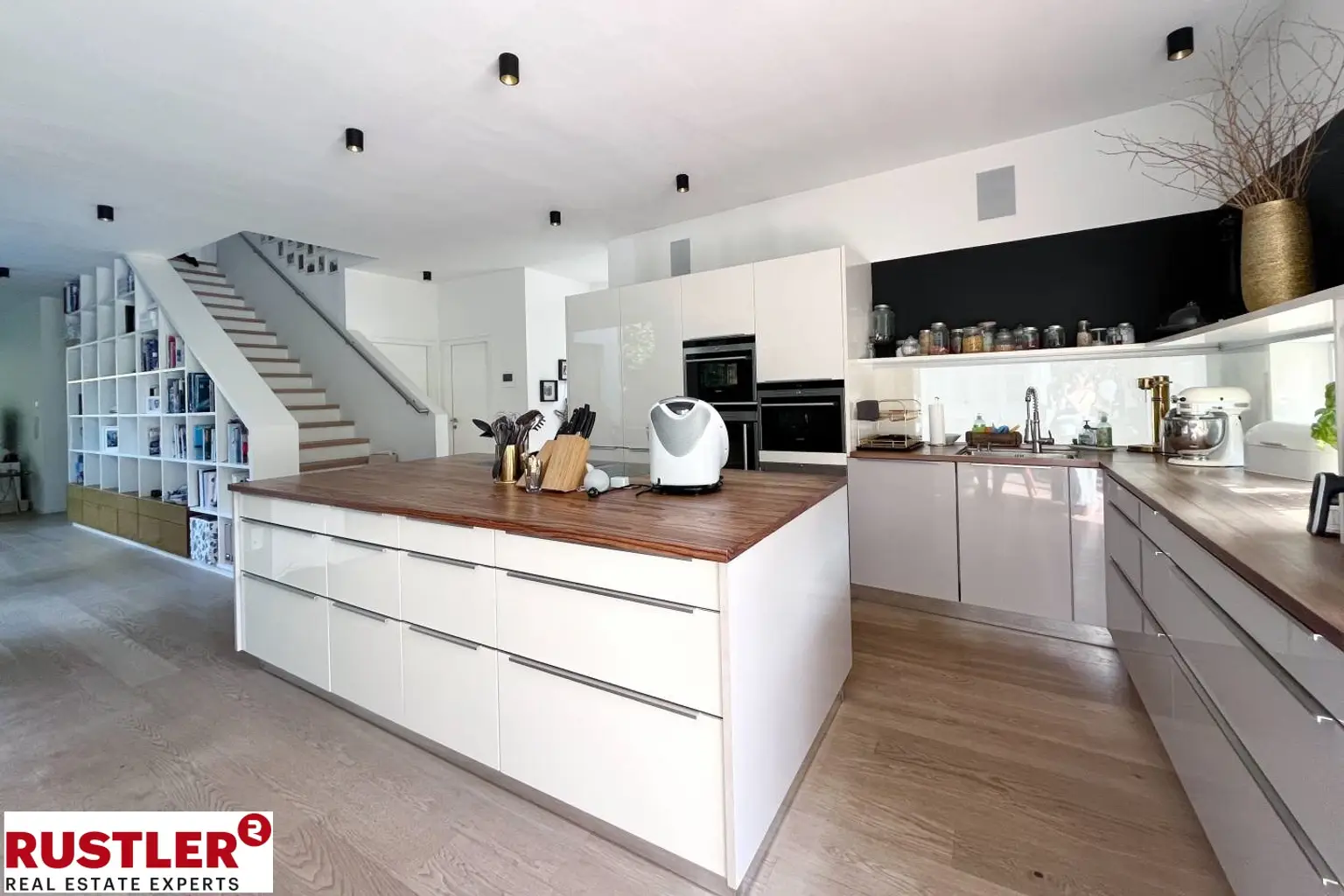 Einziehen & Aufatmen: Premium Villa mit Charm & Weitblick
