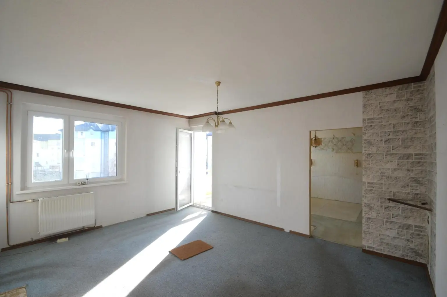 Wohnzimmer mit Balkonzugang