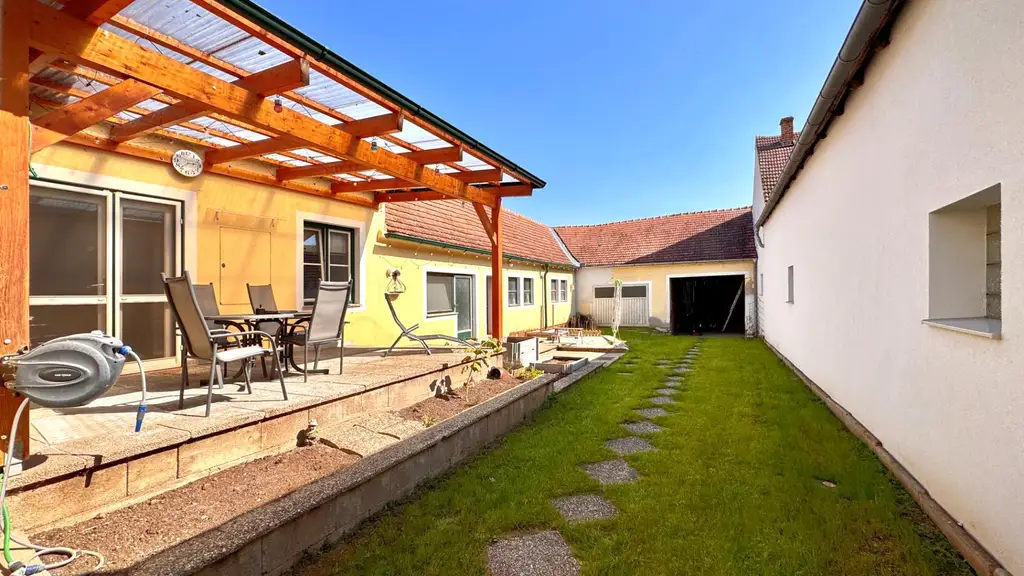 Ehemaliges Bauernhaus mit Nebengebäuden