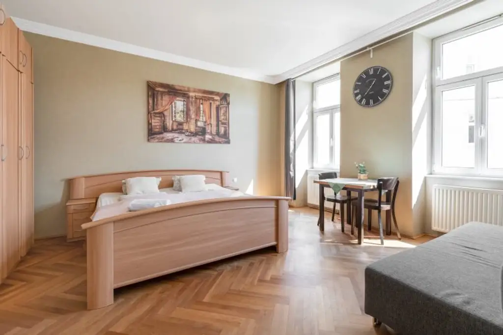 TOP ANGEBOT! Helle 3-Zi.-Altbauwohnung mit zukünftigen Balkon!
