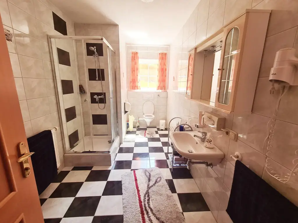 „Wohnen & Wohlfühlen im Hügelland – vielseitige Immobilie mit 8 Gästezimmern & Privatwohnung“