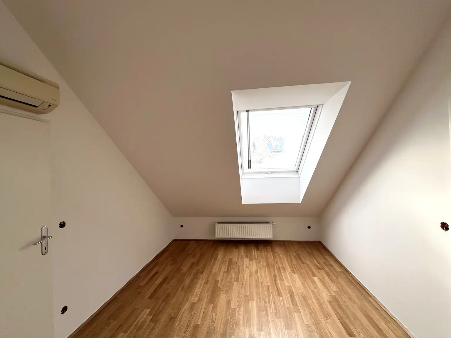 ERSTBEZUG NACH SANIERUNG: Helle klimatisierte Dachgeschoss-Wohnung in der Taborstraße