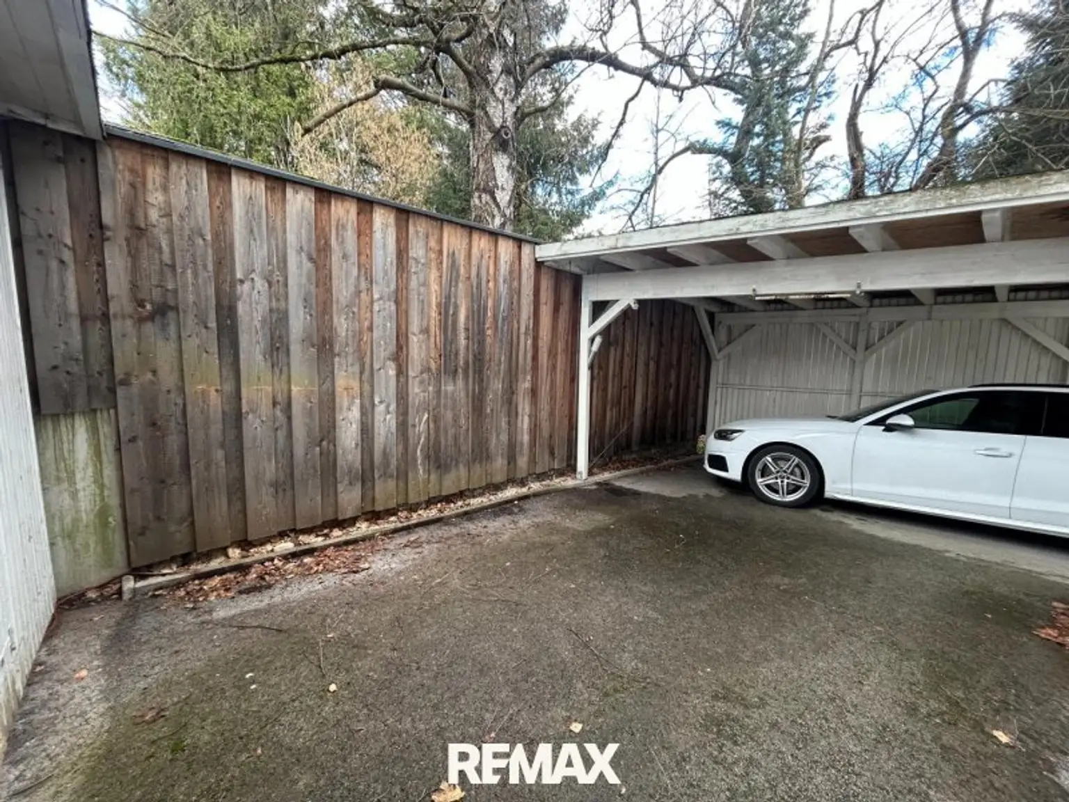 Aussenbereich mit Carport