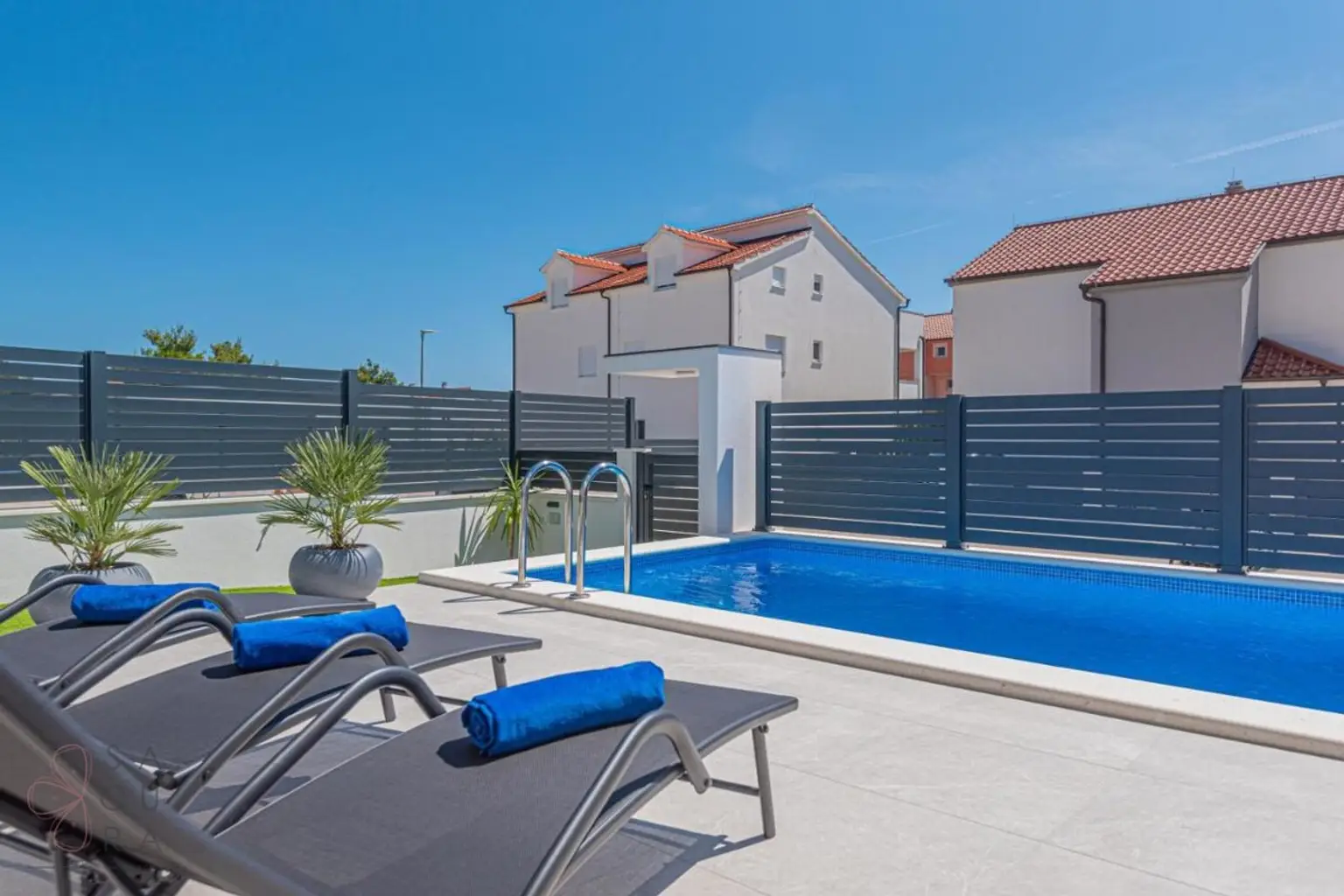 Modernes Wohndomizil mit Stil – Halbvilla mit Pool in Vodice
