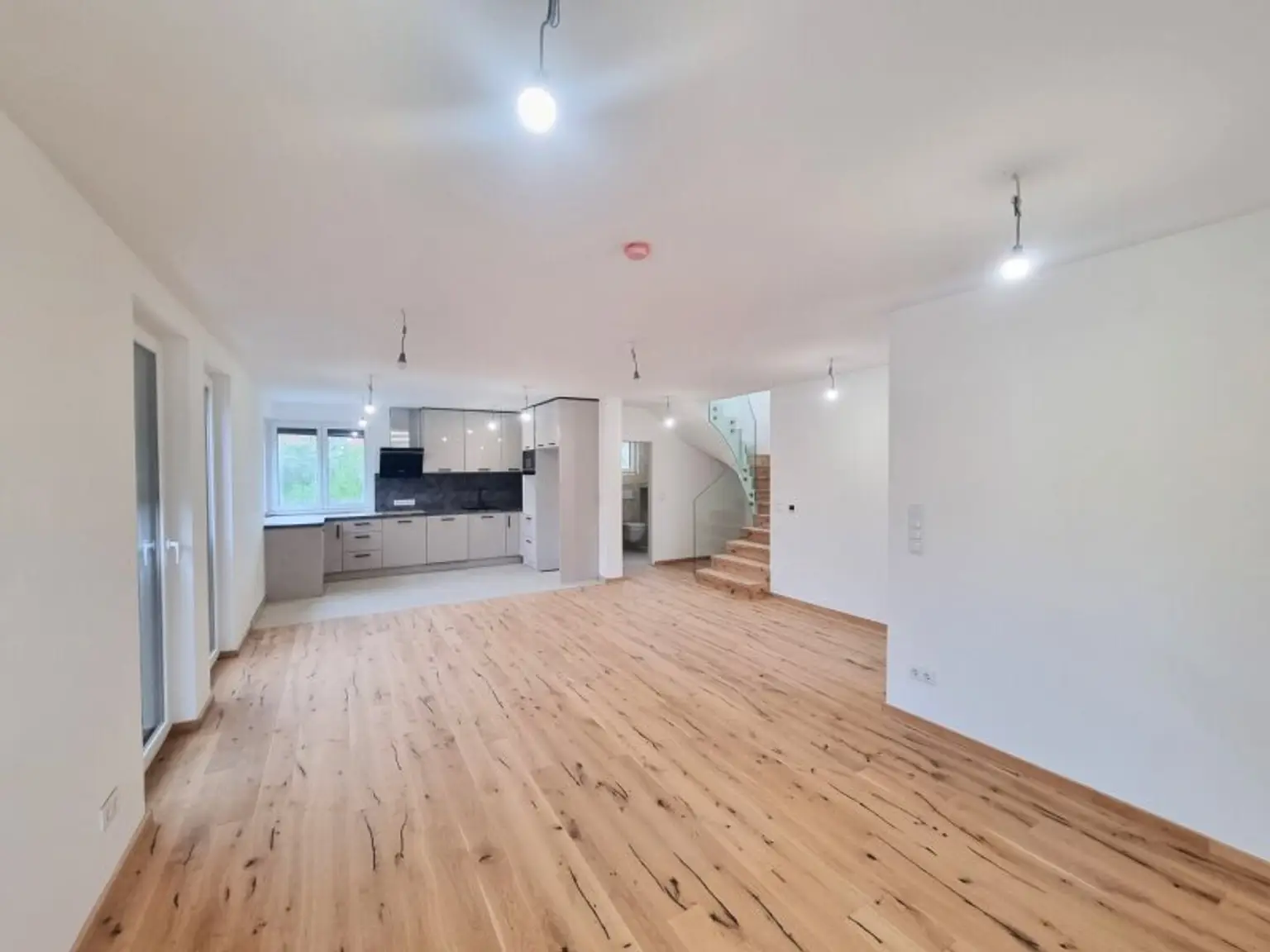 Neubau-Erstbezug: Flexible EG-Gewerbefläche für Praxis, Büro oder Ordination am Rosenhügel