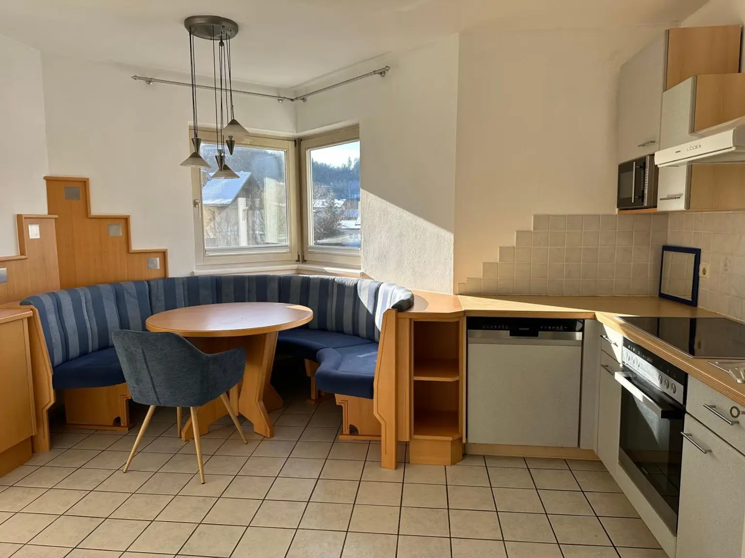 geräumige Küche mit schönem Essplatz