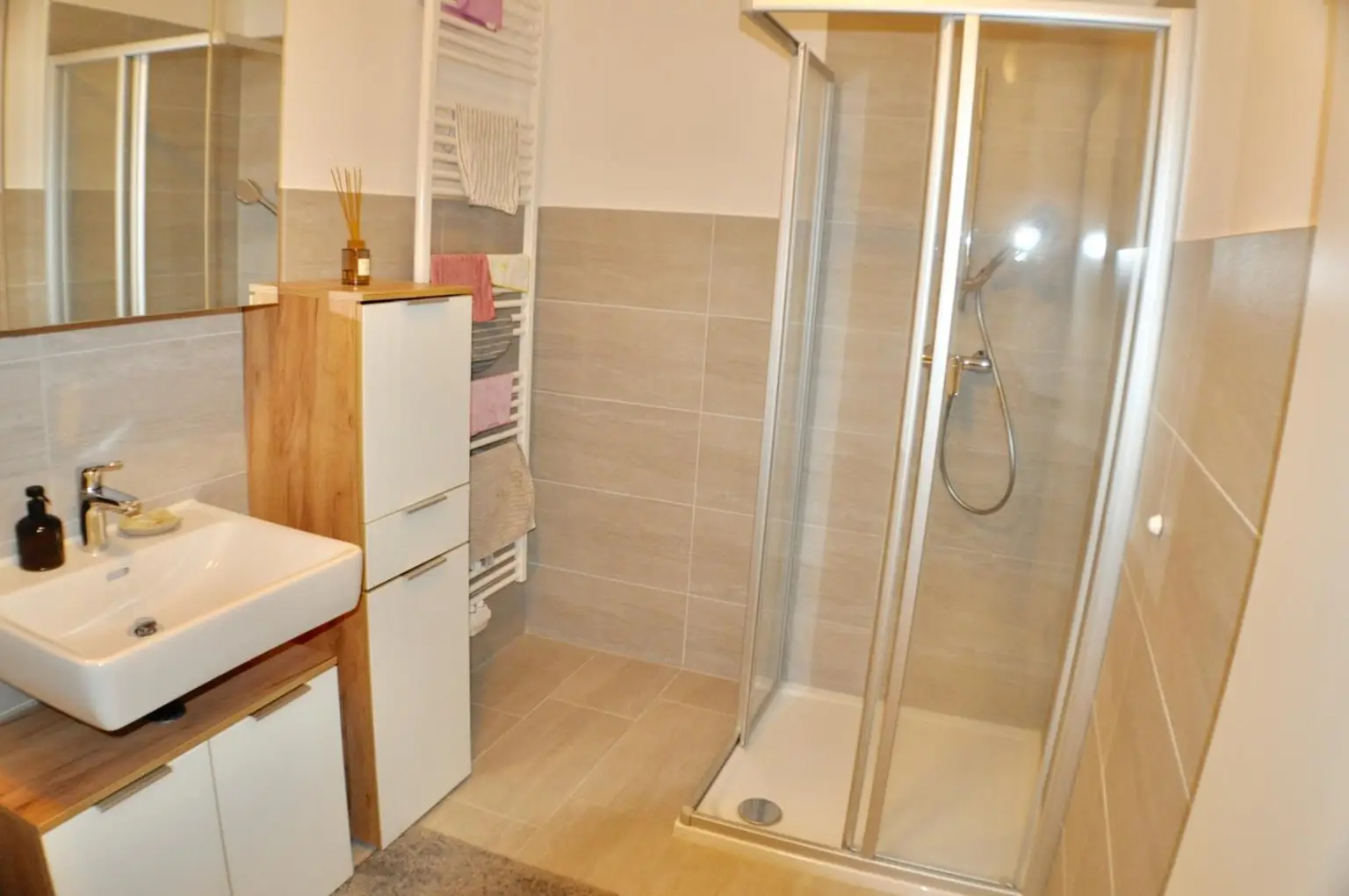 Bad mit Dusche, WC und Waschmaschinenanschluss