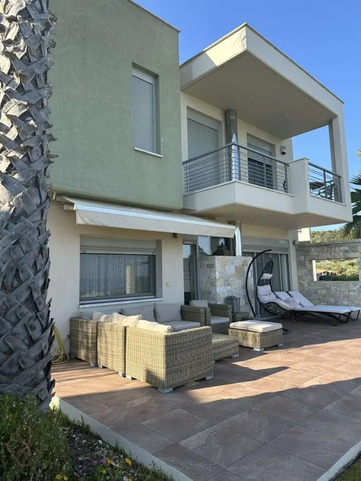 Pefkochori – Stilvolle Maisonette auf großem Grundstück nur wenige Schritte vom Strand
