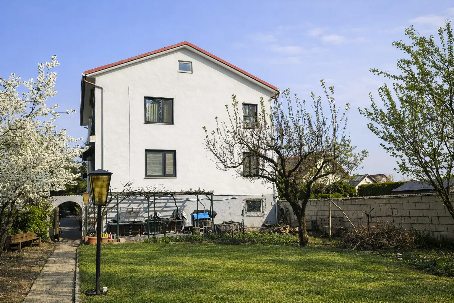 Haus Ansicht Ost + Garten im Süden