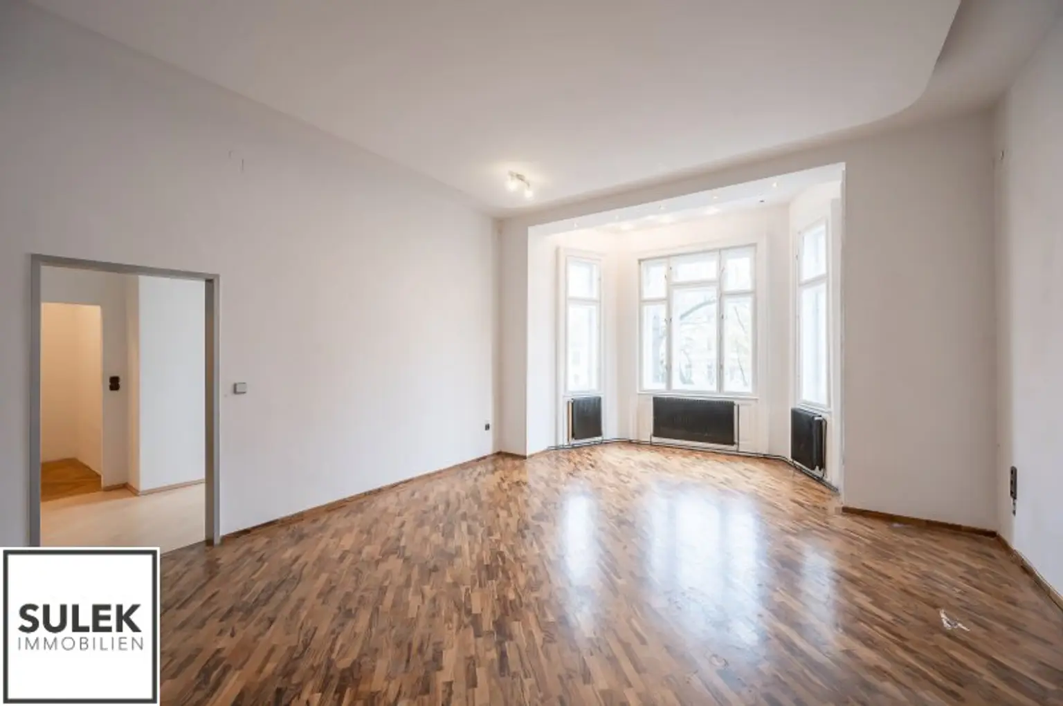 Adaptierungsbedürftige Erkerwohnung direkt beim Schloss Schönbrunn - 3 Zimmer