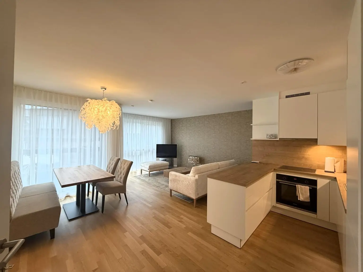 Exklusiv und komplett möblierte 3-Zimmer-Terrassenwohnung für gehob. Ansprüche // Excl. and fully furnished 3-room terr. apt for discerning tastes //