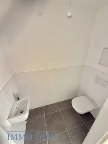 STAMMERSDORFER RUHELAGE: MODERNE 2-ZIMMER-WOHNUNG MIT NEUER KÜCHE, LOGGIA & TERRASSE ZU MIETEN!
