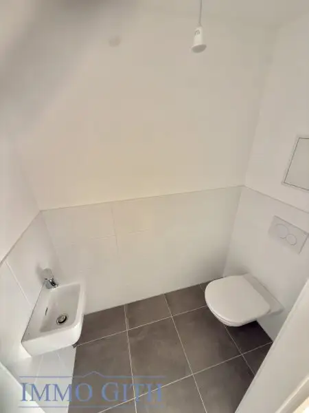 STAMMERSDORFER RUHELAGE: MODERNE 2-ZIMMER-WOHNUNG MIT NEUER KÜCHE, LOGGIA & TERRASSE ZU MIETEN!