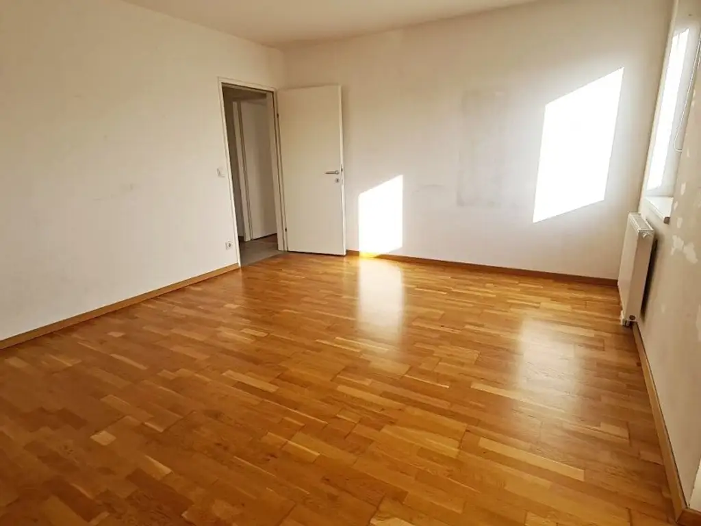 DACHGESCHOSS, gepflegte 103 m2 Neubau mit Loggia und Balkon, Wohnküche, 3 Zimmer, Wannenbad, Parketten, Holbeingasse