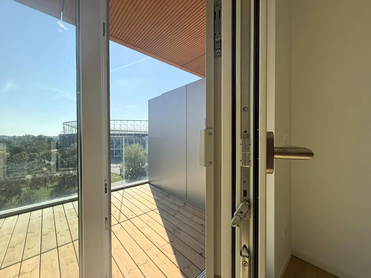Kleine Perle im ultramodernen Wohnhaus mit Pool am Dach zu mieten // Small gem in an ultra-modern apartm. building with pool on the roof for rent //