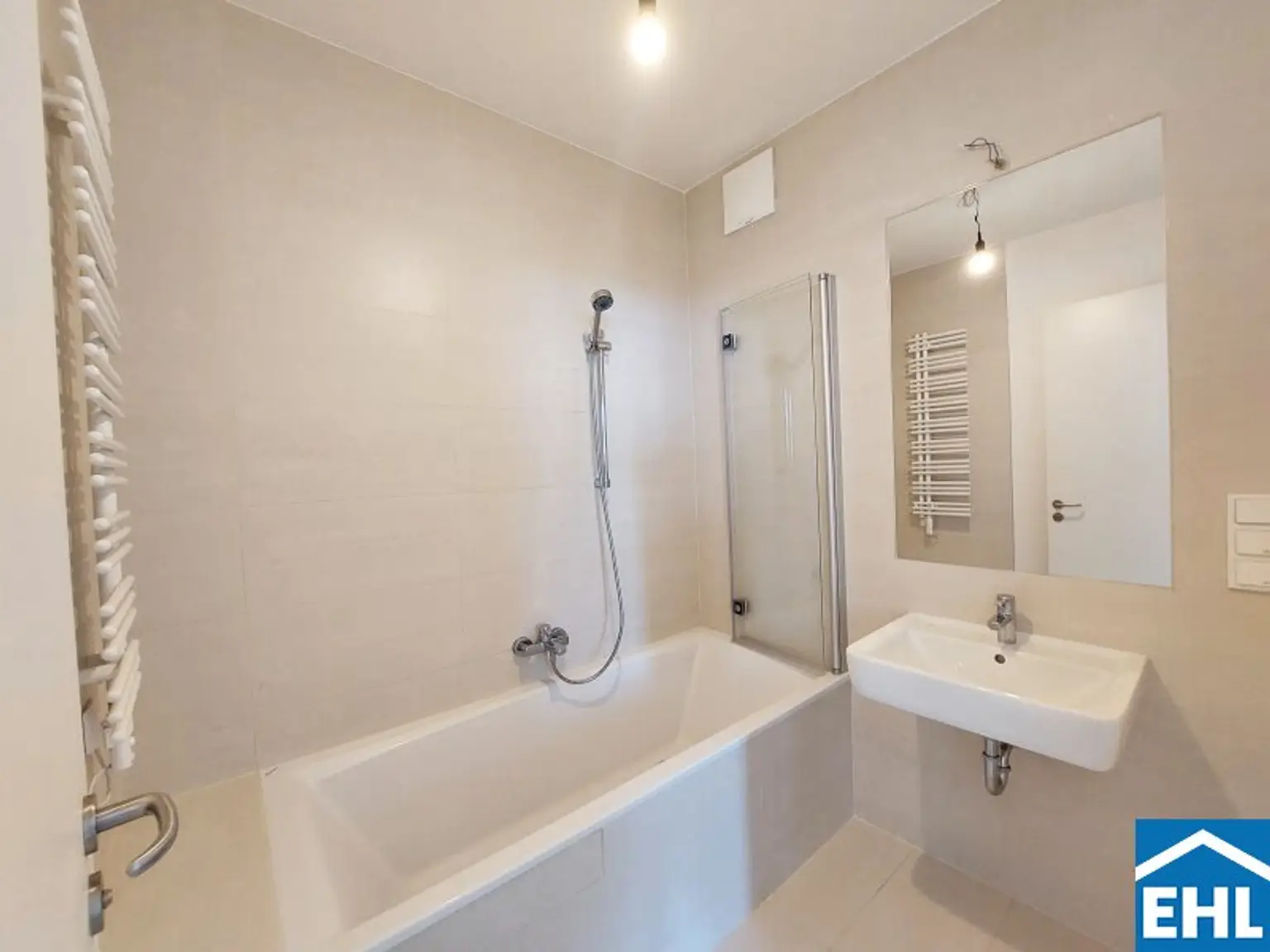 Traumhafte 2 Zimmerwohnung mit Balkon im 12. Stock im MySky-Tower