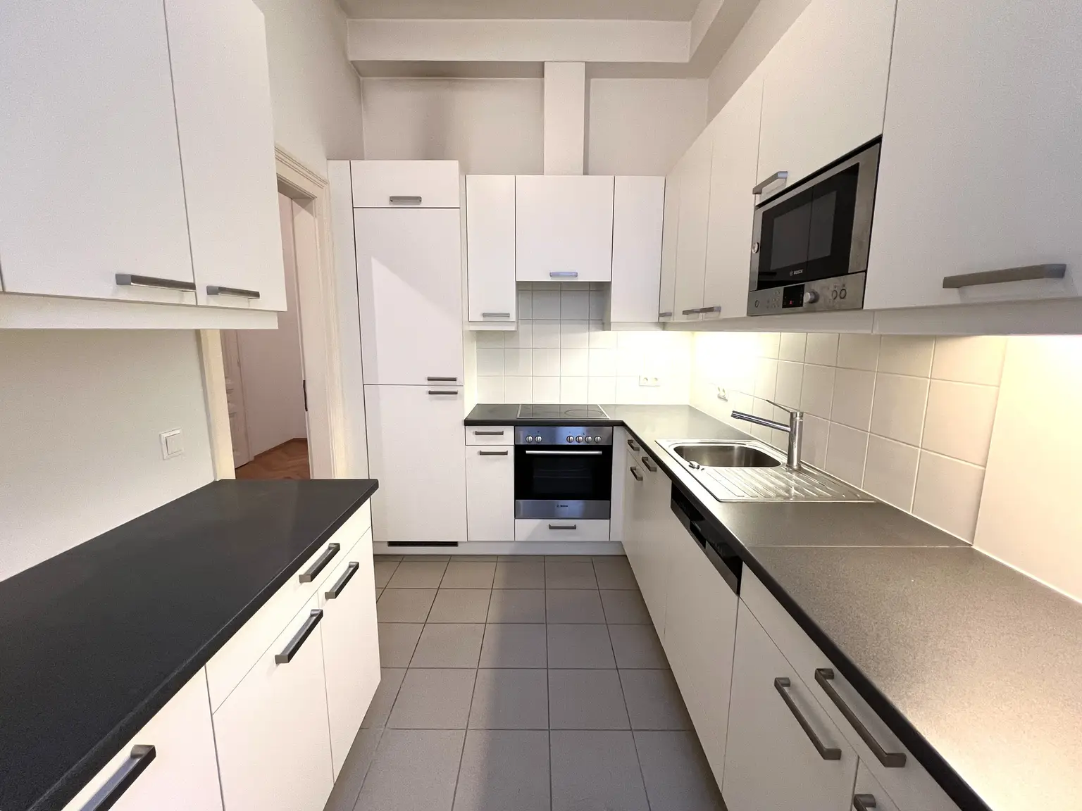 Wohnen in Bestlage: Schöne 4-Zimmer Altbauwohnung