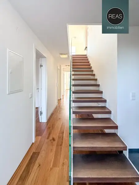 Provisionsfrei: Klimatisierte Dachgeschoss Maisonette mit 2 Terrassen und Kamin nahe Uno City!