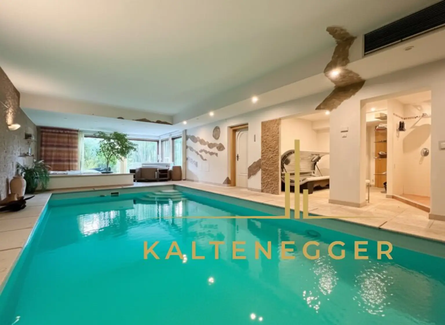 Klosterneuburg: Großzügiges Anwesen mit 2 Wohneinheiten, Indoorpool und 3.606 m² Grundstück