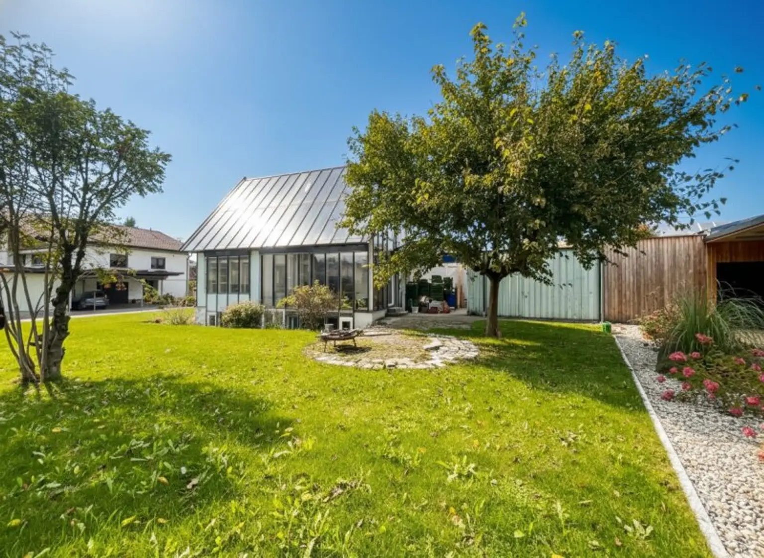 Ökologisches Traumhaus mit Garten und begehbarer Dachterasse