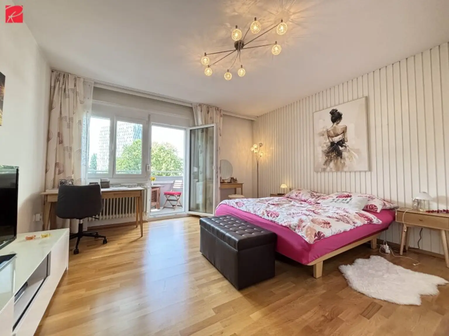 Schlafzimmer mit Platz für den Schreibtisch