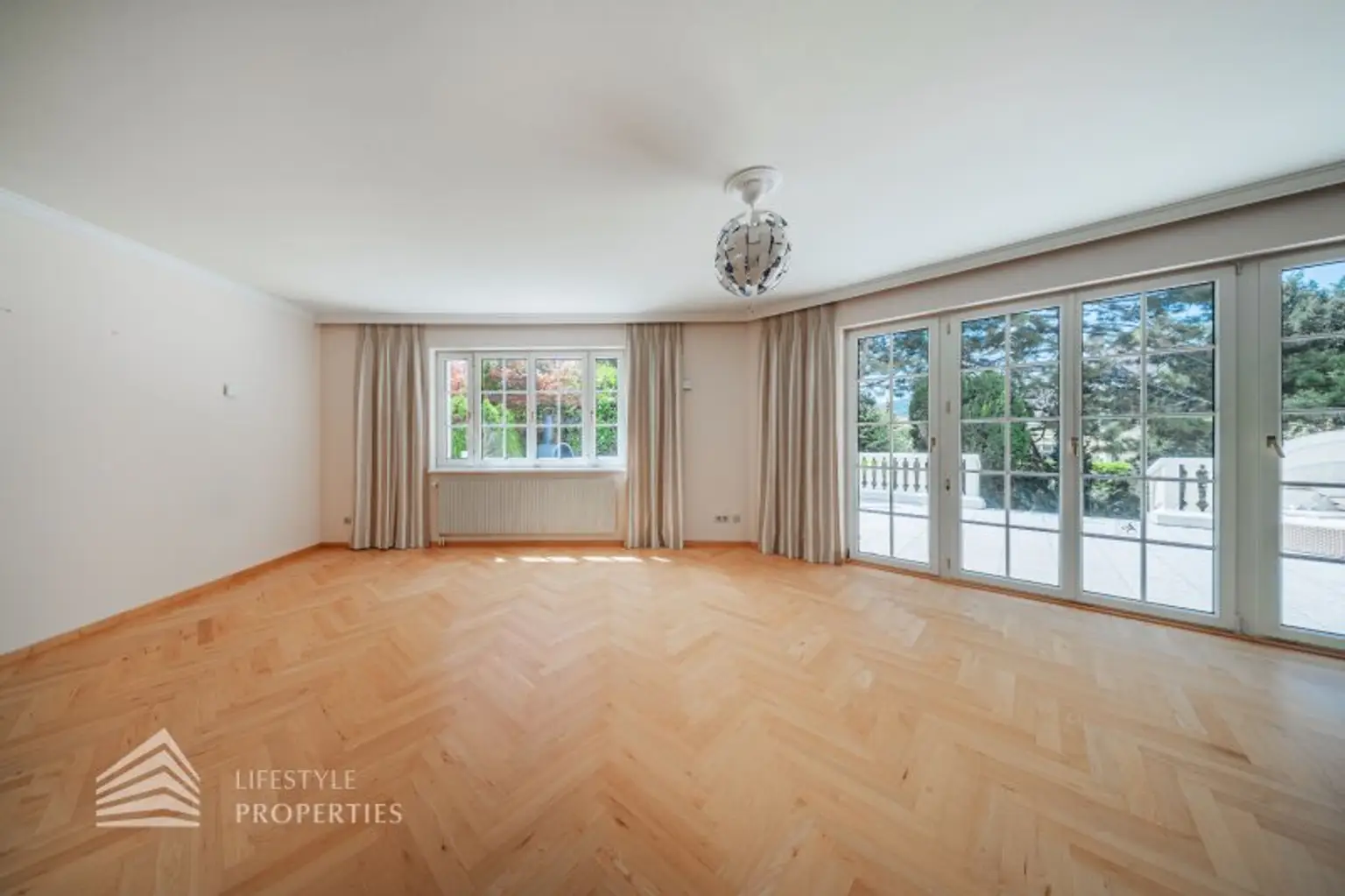 Beeindruckende Villa mit gepflegten Garten und Pool