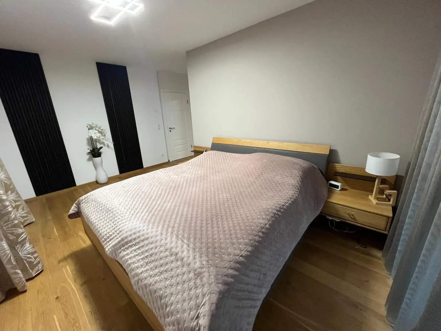 Zimmer mit Schrankraum und Badezimmer im OG