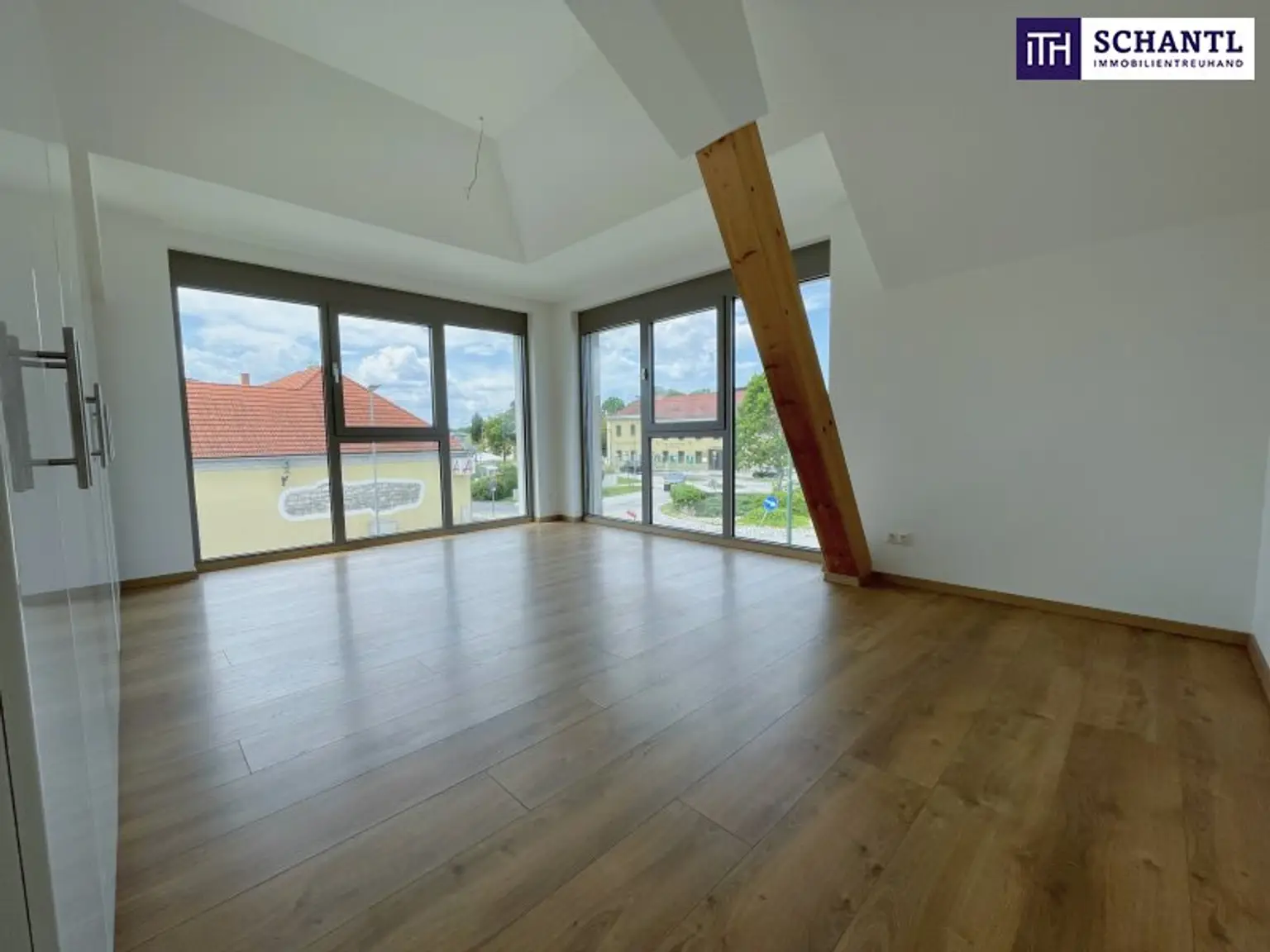 Großzügig. Hell. Ungestört. Penthouse-Feeling mit riesigen Fensterfronten und 40 m² großer Terrasse im Zentrum von Unterwaltersdorf!